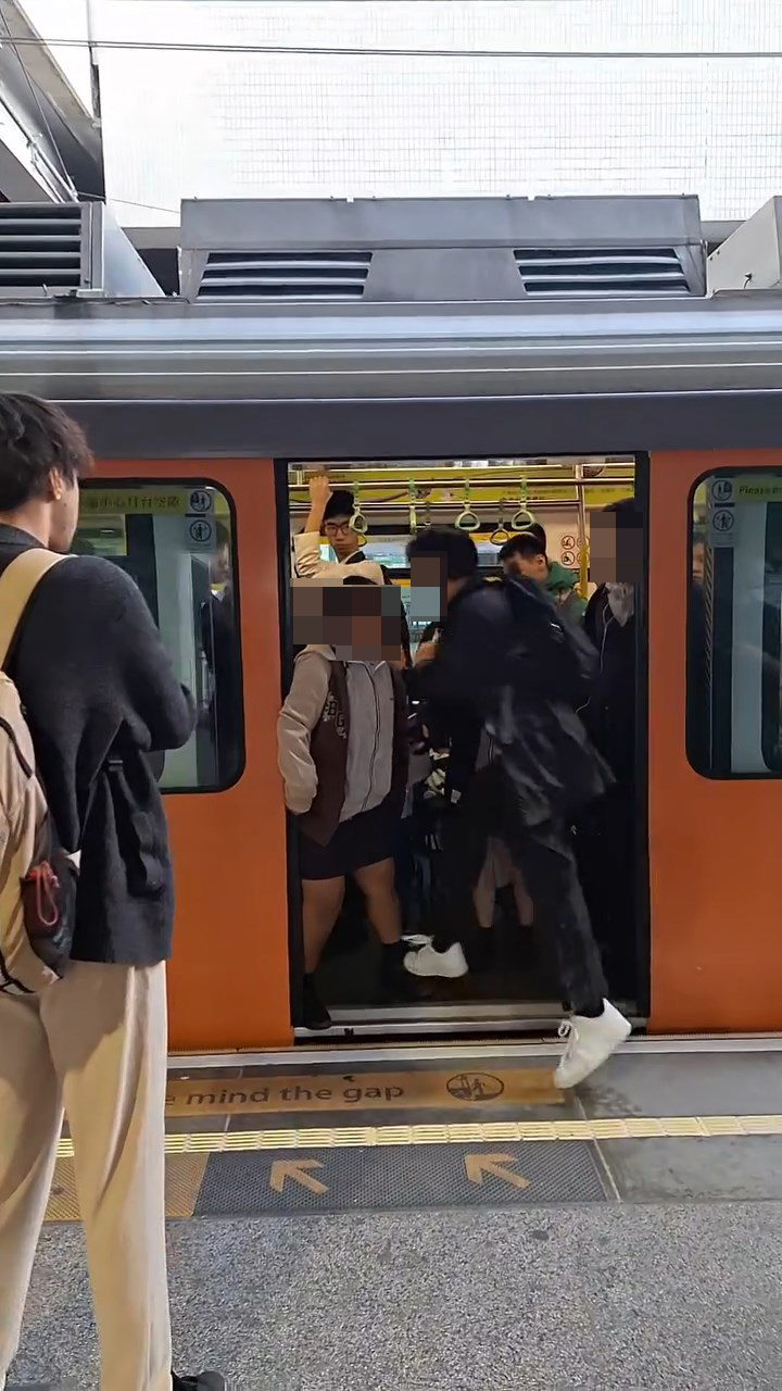 一男一女學生及時衝入車廂。threads@random_tree_sleeping影片截圖