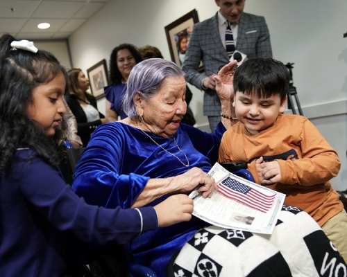 薩爾瓦多106歲的曾祖母博尼拉在選舉投票當日,宣誓入籍美國。AP