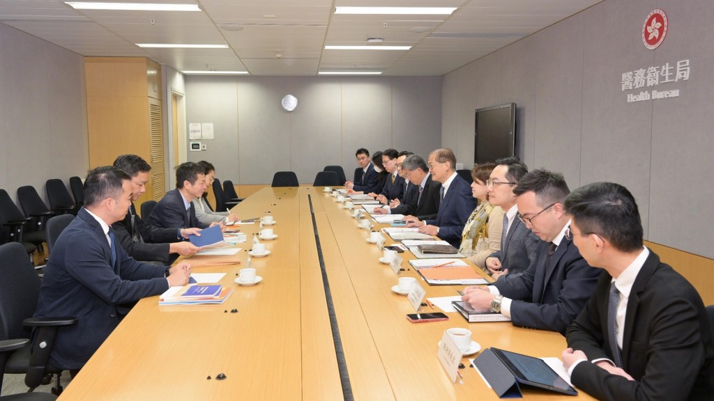 醫衞局局長盧寵茂(右五)等官員部與廣東省藥監局局長江效東(左三)率領的代表團舉行會議。政府新聞處