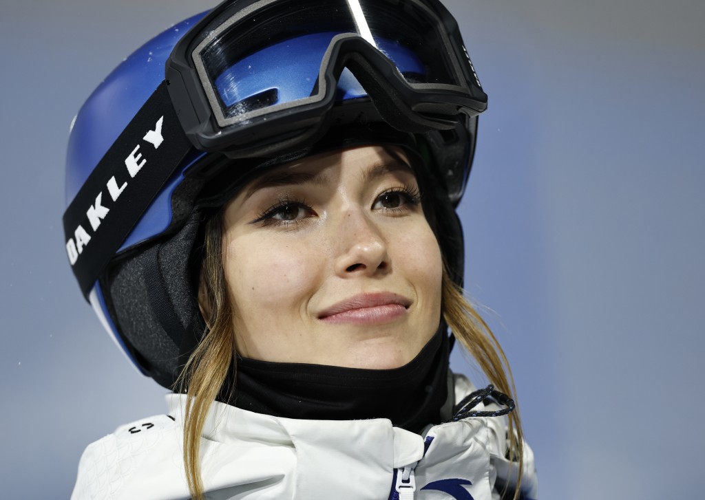 谷愛凌驚險晉級U池決賽，對再次摔倒感奇怪又懊惱。 新華社