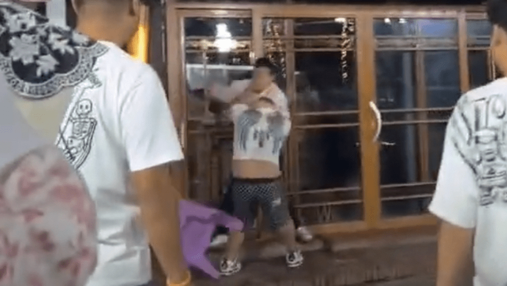 網傳雲南旅拍店拉客不成毆打遊客，實情是有人騎車擦碰引起爭執演變成毆鬥。
