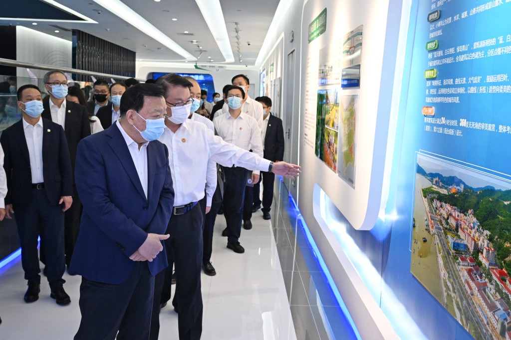 夏寶龍日前在橫琴粵澳深度合作區展示廳聽取橫琴規劃建設情況介紹。資料圖片