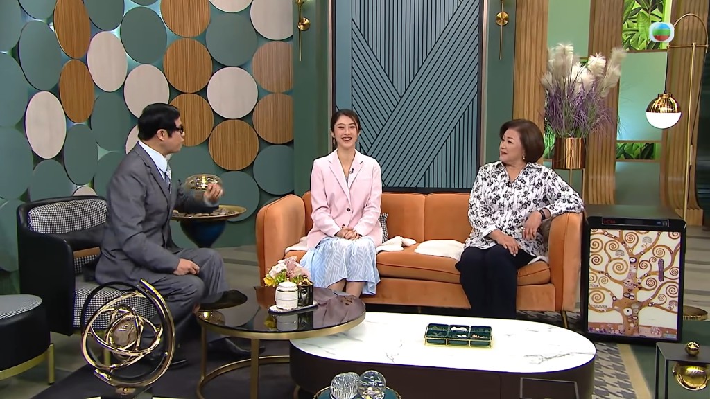 黃淑儀亮相TVB節目《流行都市》。