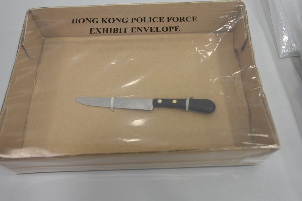 警方展示涉案生果刀。