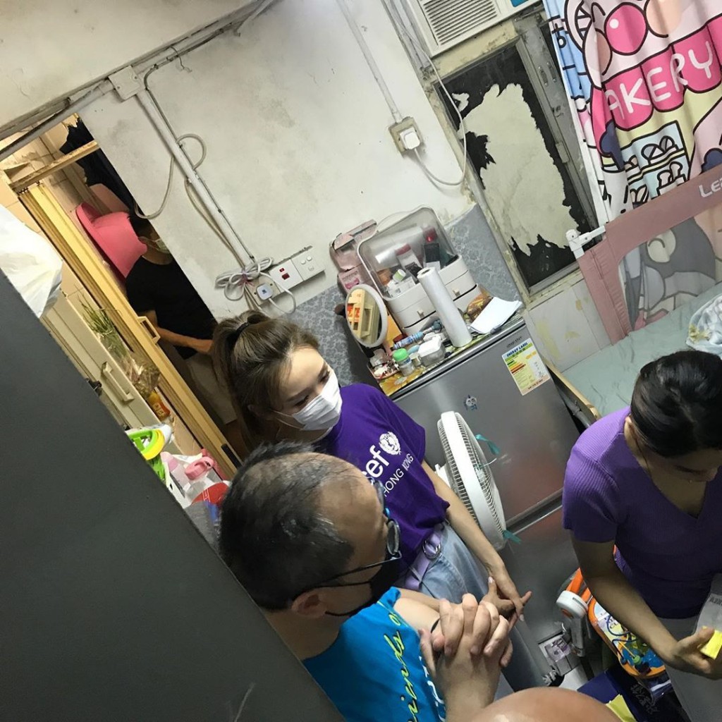 Ali跟義工隊落區探訪基層家庭。