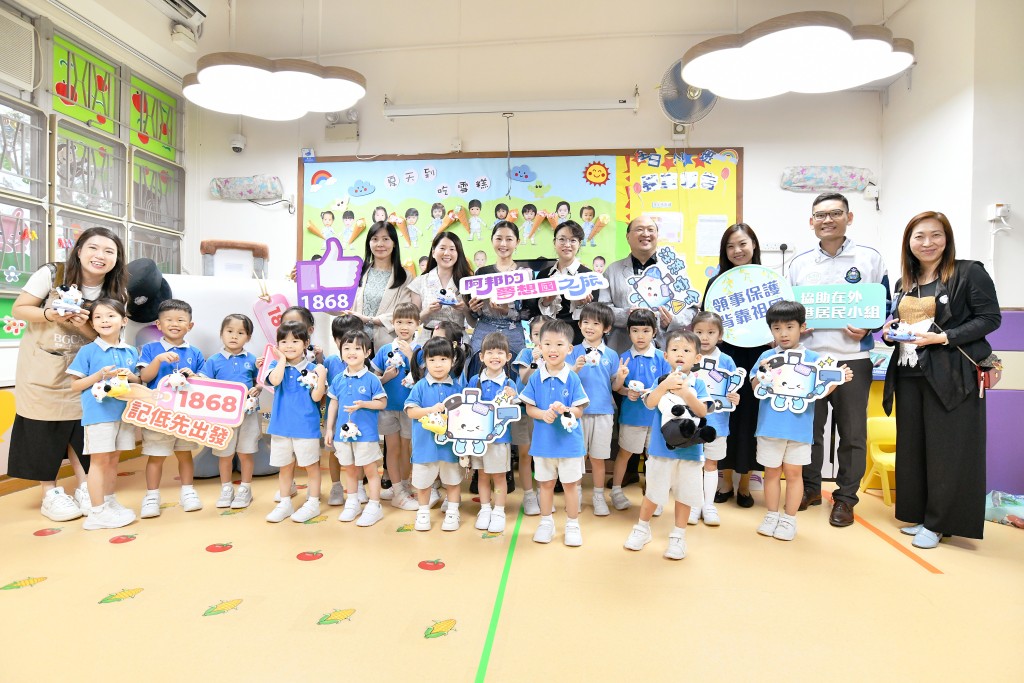 入境處到幼稚園宣傳兒童繪本《阿邦的夢想國之旅》，令學生明白領事保護的重要性。盧江球攝