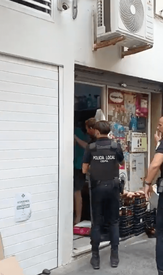 另有人疑闯入另一间杂货店后警员赶出。X@mattvanswol