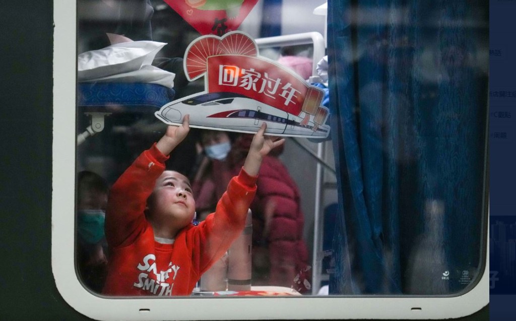 反向過年下，許多父母也入城與子女團圓，令春運模式出現改變。新華社