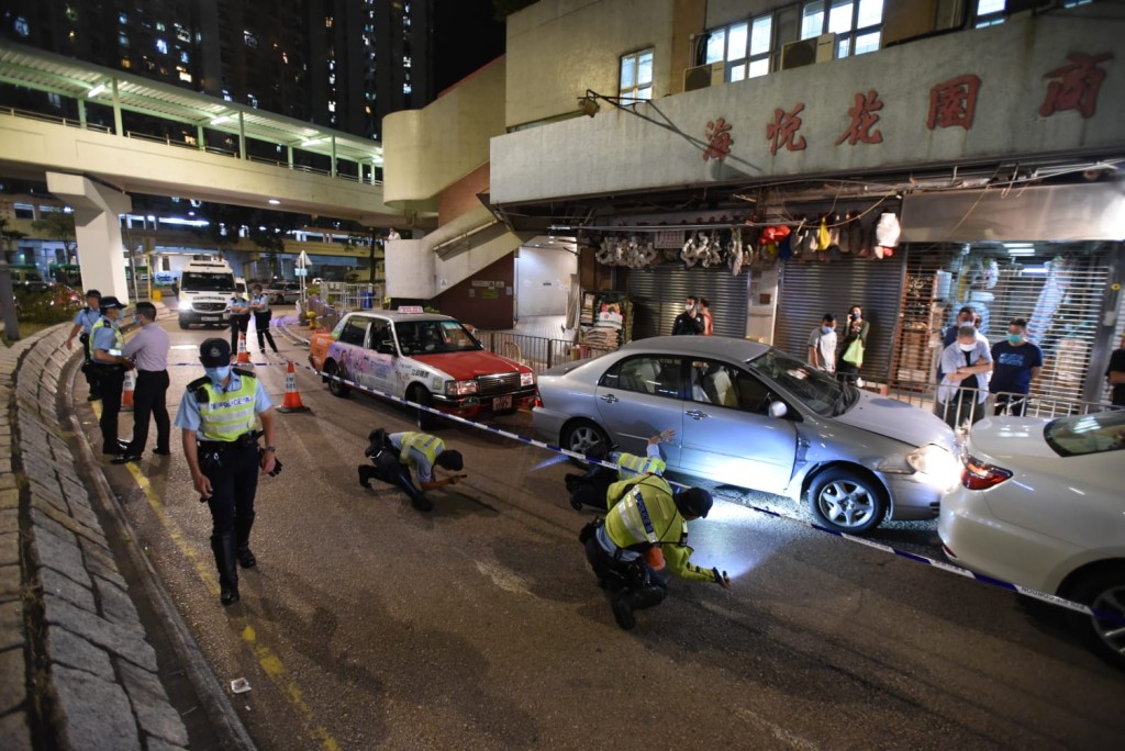 警員在私家車撞毀現場調查。