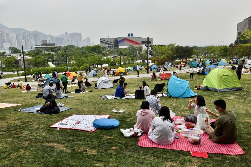 西九文化區草地位置有多人紮營野餐。