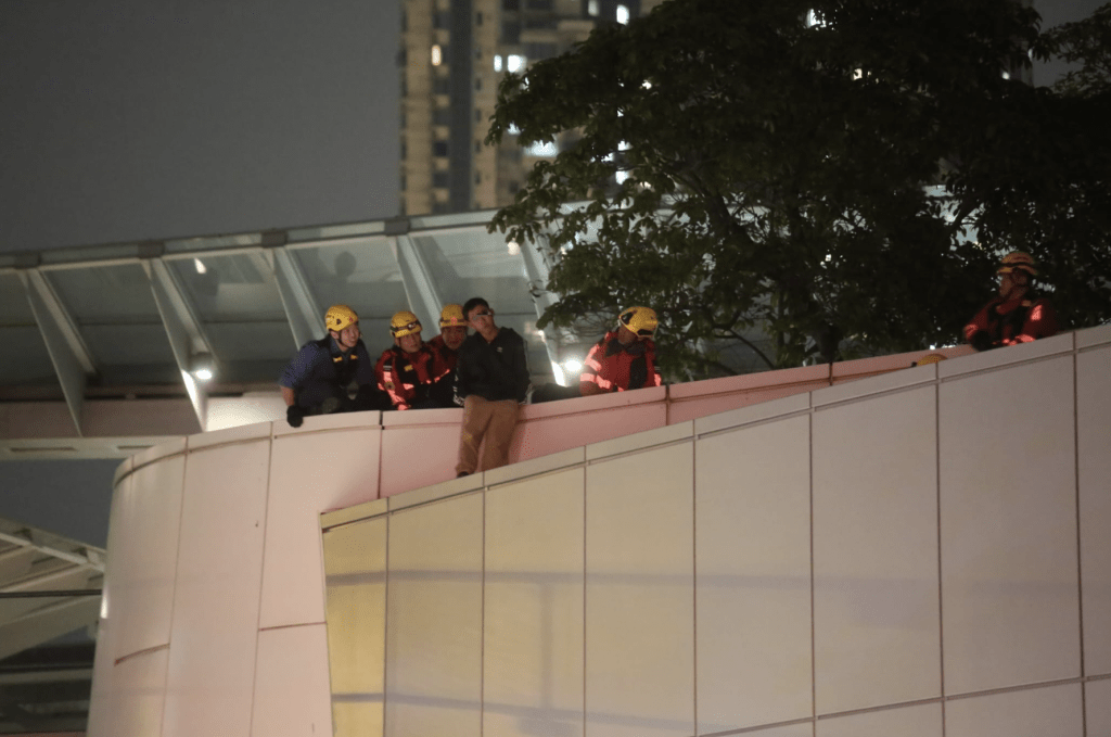 昨晚（22日）11时30分许，一名男子危站在协调道3号工业贸易大楼的天桥平台，警方和消防接报到场，游说事主返回安全位置。黎志伟摄