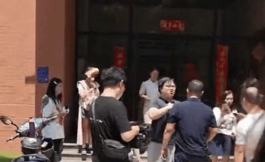 公司負責人衝向記者一刻。 中國新聞網 公司負責人衝向記者一刻。 中國新聞網