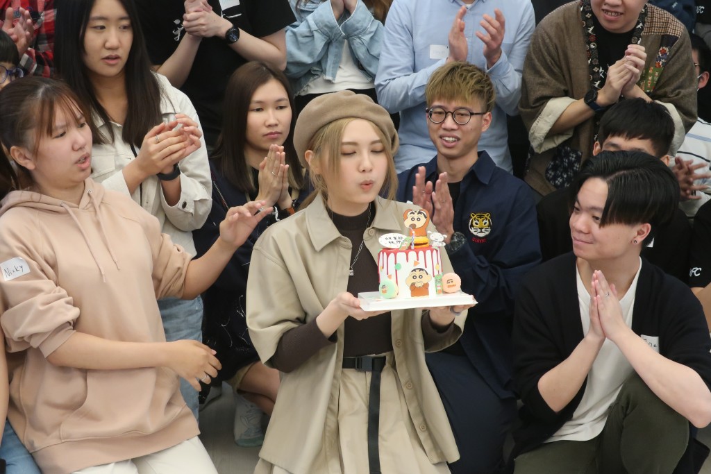Cath同40名歌迷慶祝生日。