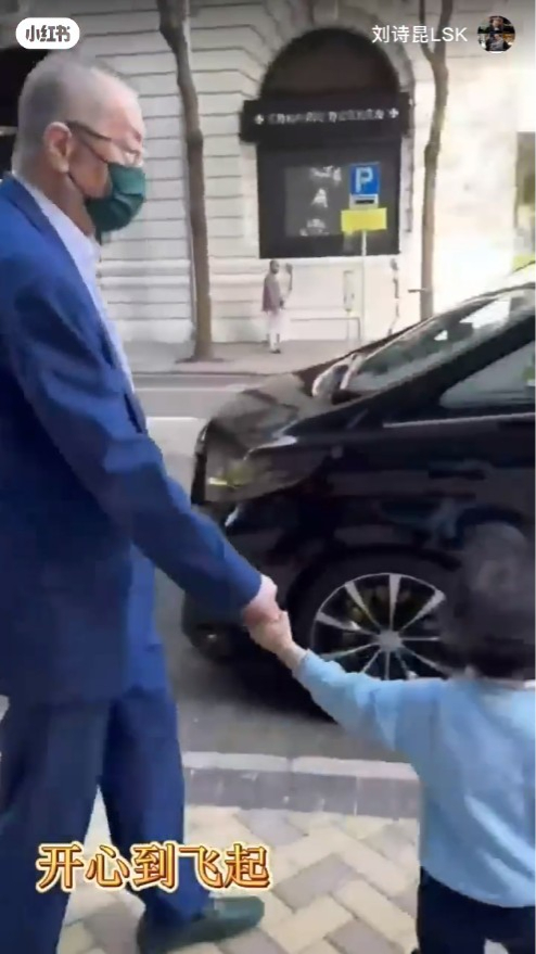 上车回家前刘诗昆更被女儿拖着在大街上跑动。