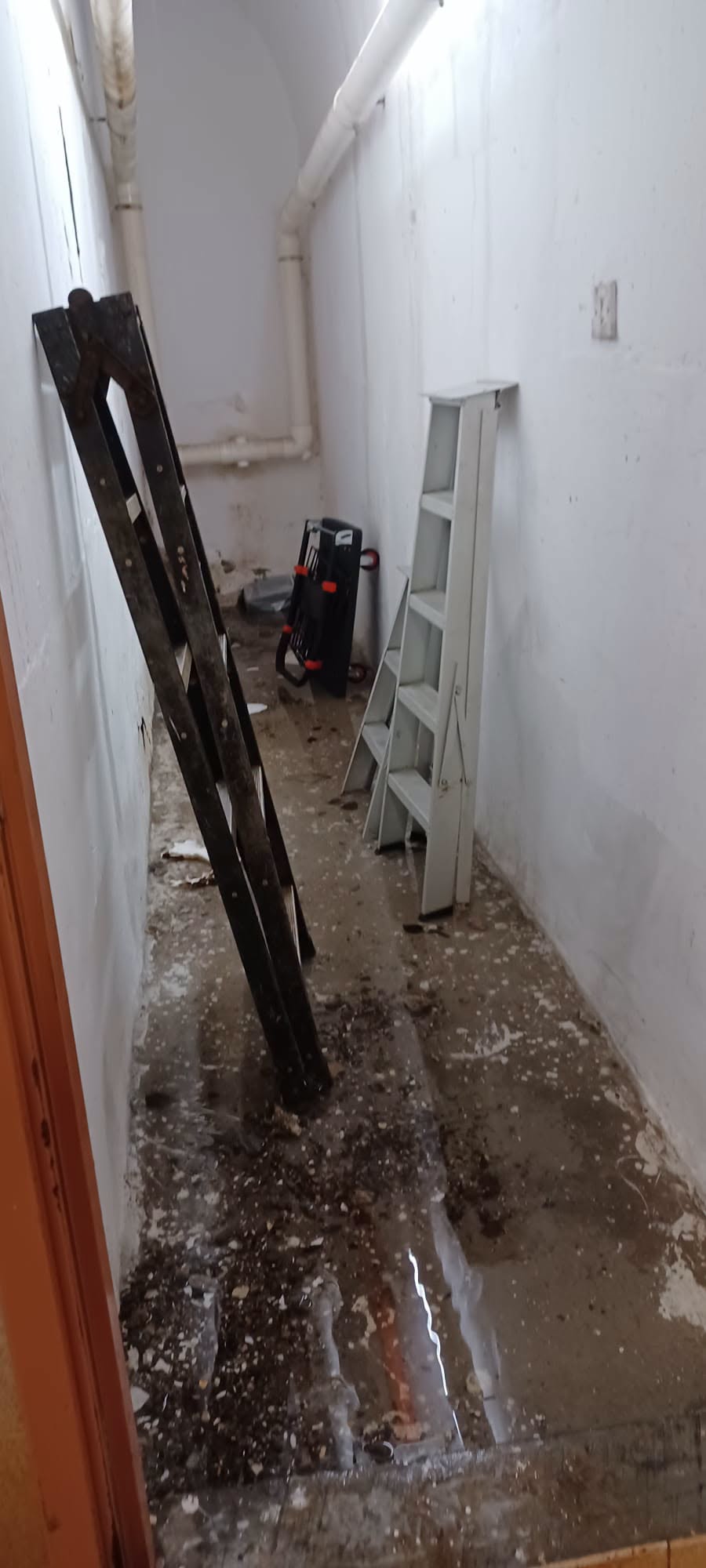 广智楼地下水喉房喉管漏水。区议员罗晓枫fb图片 广智楼地下水喉房喉管漏水。区议员罗晓枫fb图片