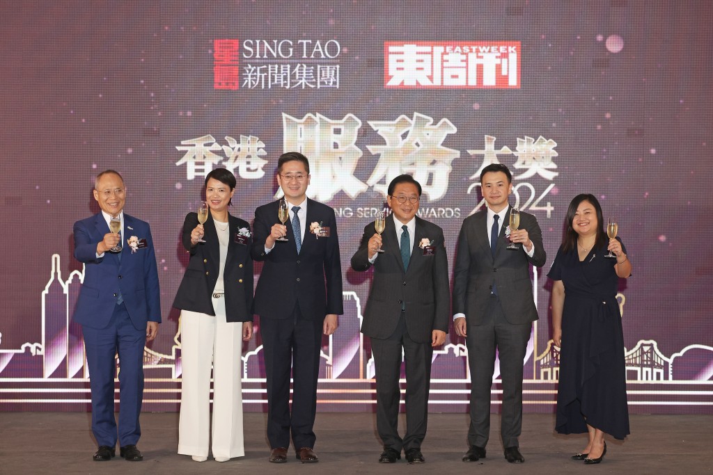 「香港服务大奖2024」颁奖典礼假北角君绰海逸酒店举行，一众嘉宾进行祝酒仪式。