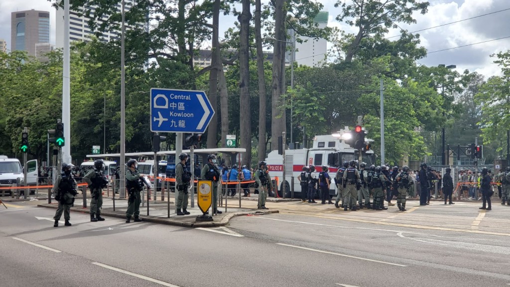天后警方驅散人群。