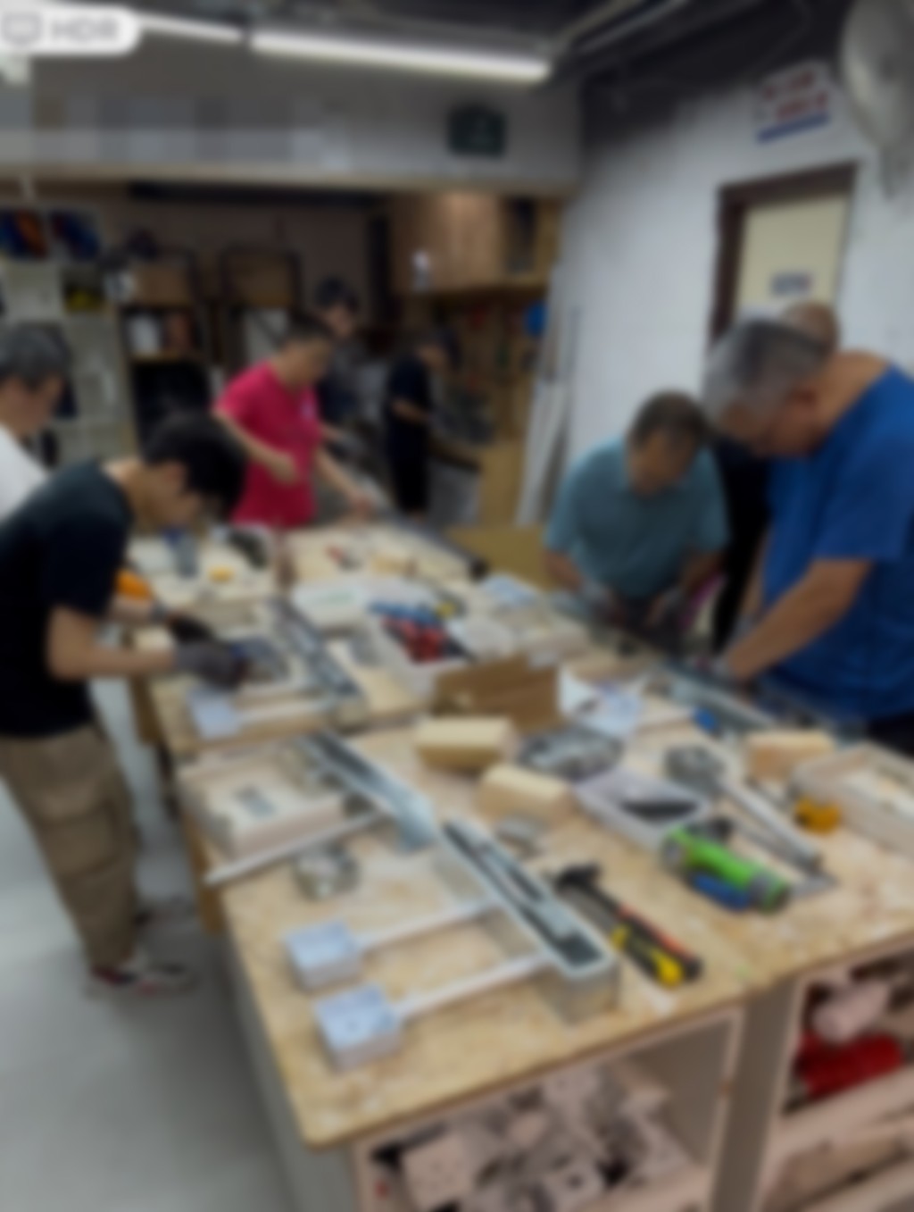 其FB專頁分享相片顯示有不少人報讀其開辦的課程，學習家居維修知識。（FB圖片截圖）