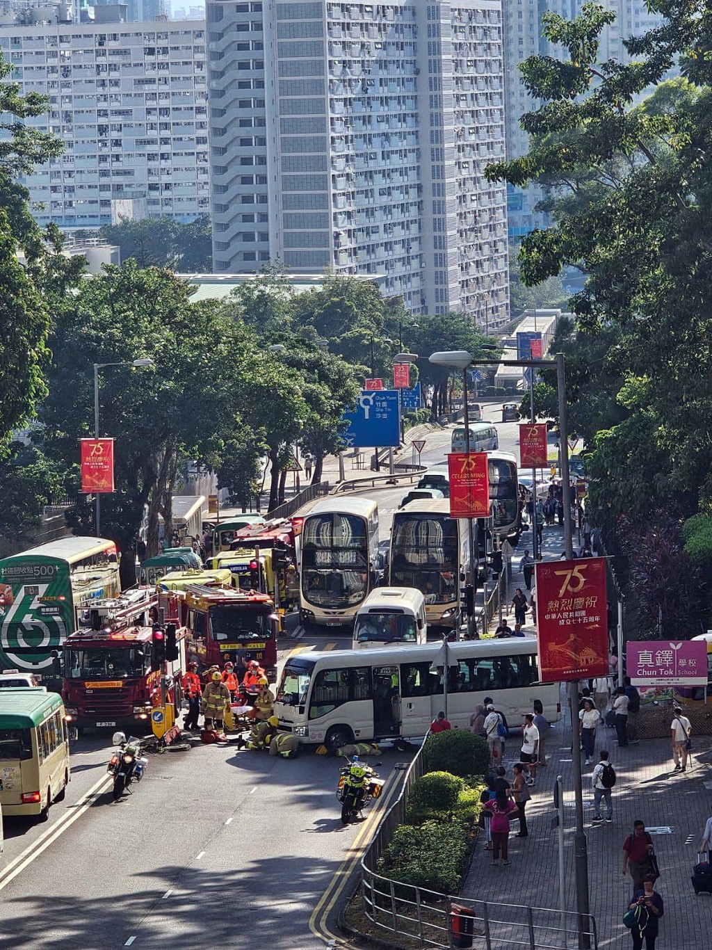 消防將女事主救出送院。fb： 車cam L（香港群組）