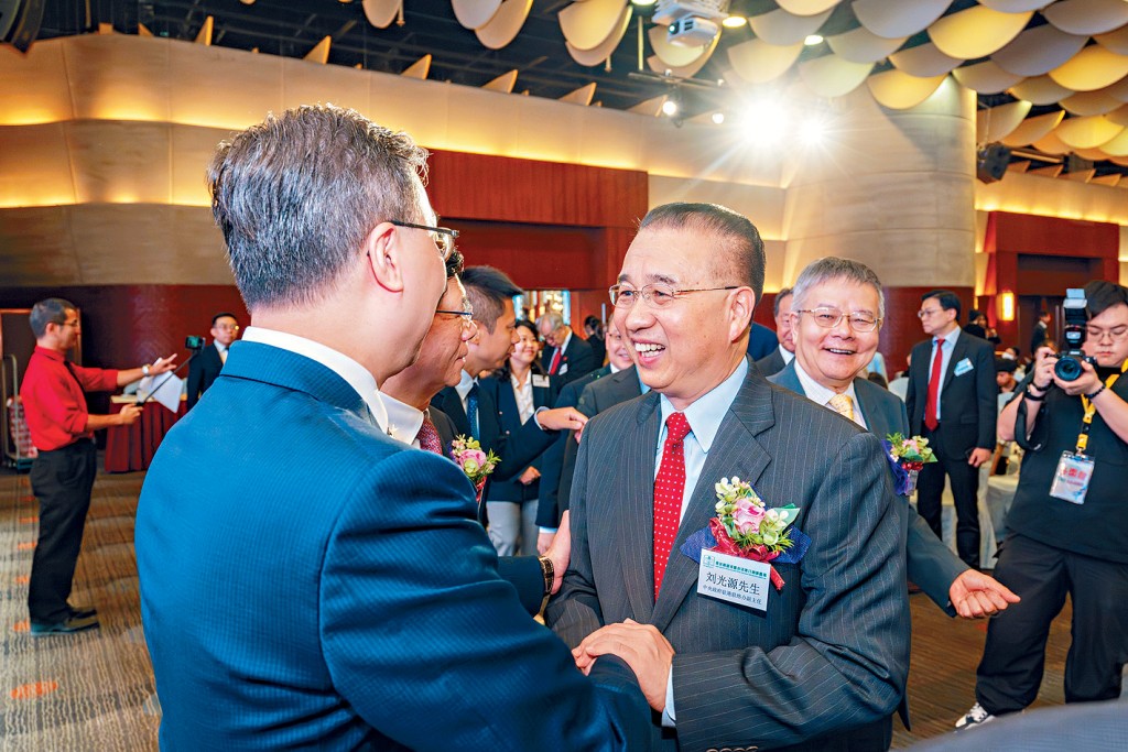 劉光源（左二）呼籲社會支持新一份《施政報告》。