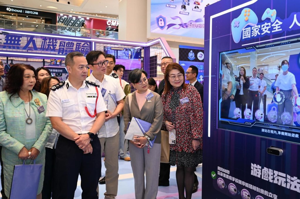 警務處處長周一鳴(左二)與一眾嘉賓視察互動攤位。 警務處處長周一鳴(左二)與一眾嘉賓視察互動攤位。