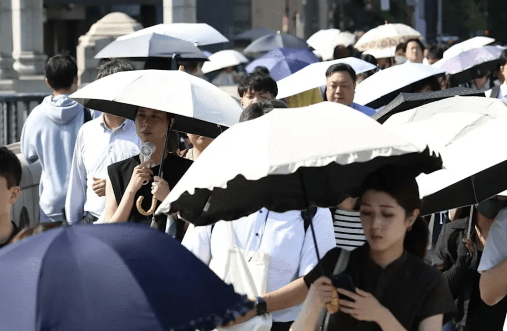 日本政府已在全国42个都府县发布中暑警戒。美联社