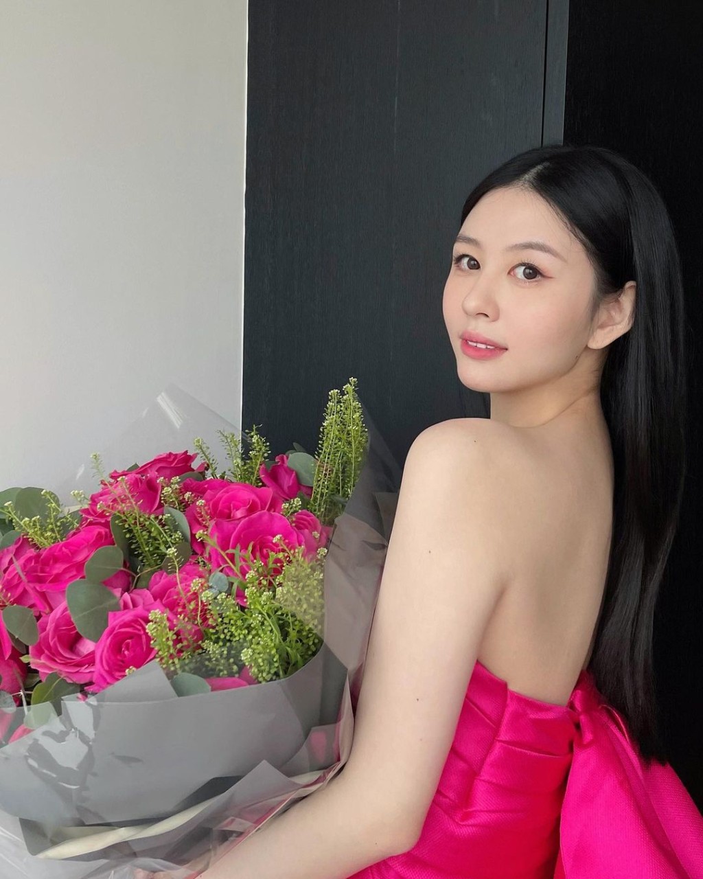 日前沈月于IG上载捧着大束玫瑰的照片，网民都猜测她暗示有男友。  ​