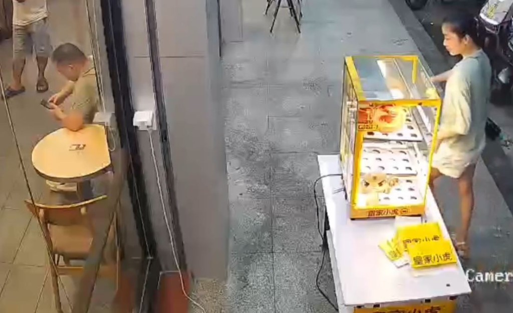 女子在小吃店前淡定連偷5個蛋撻，即場吃完再施施然離開。抖音＠最美好開始