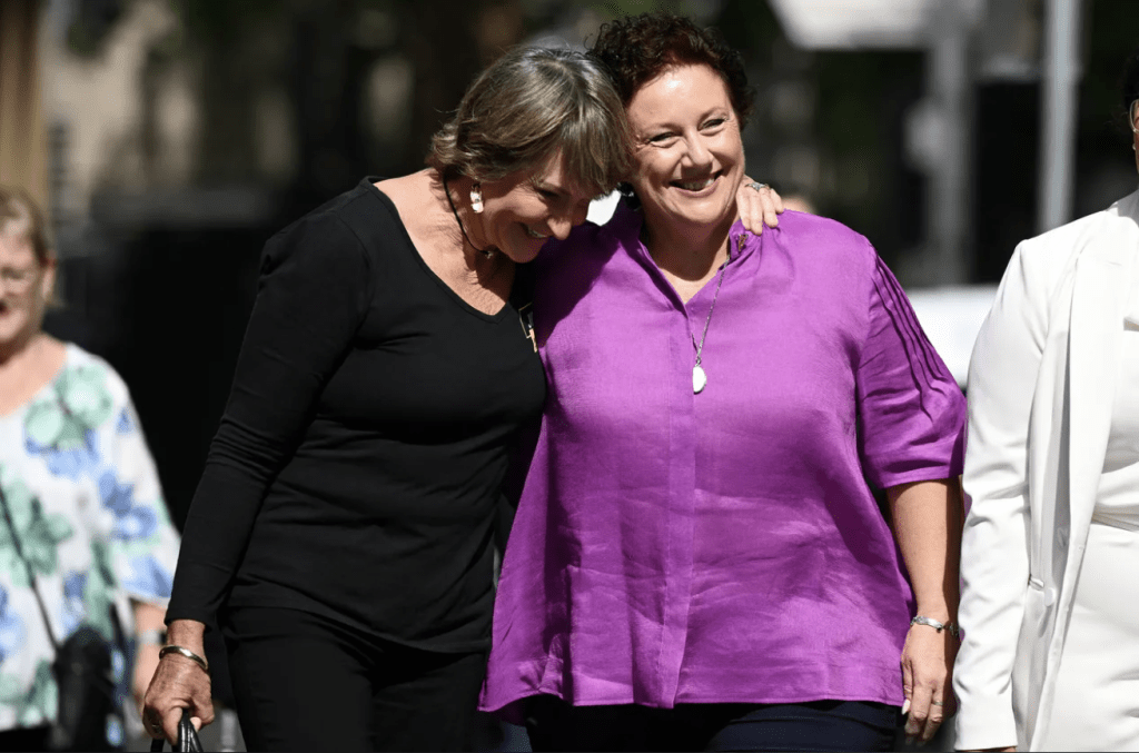 福尔比格昨日（14日）步出雪梨新南威尔斯刑事上诉法院，面上挂着欢欣的笑容。