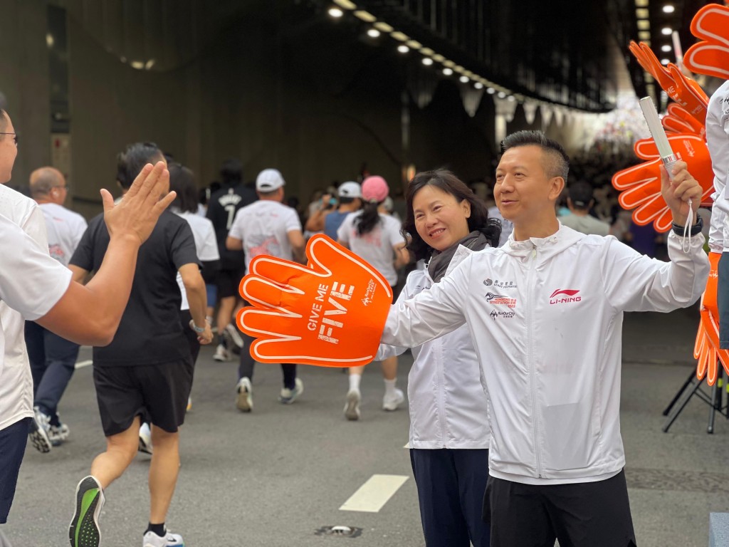 運輸及物流局局長陳美寶（右二）和「全城街馬」聯合創辦人及董事魏華星（右一）。政府新聞處