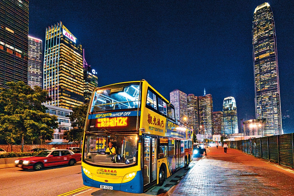 觀光巴士大受旅客歡迎,城巴及九巴營運共3組旅遊路線,整體乘客量上升超過1.5倍。