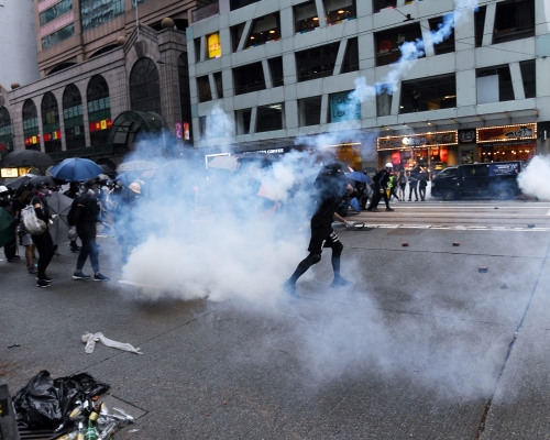 警方在剛過去的周日晚上，在灣仔拘捕26人，涉參與暴動及違禁止蒙面。 資料圖片