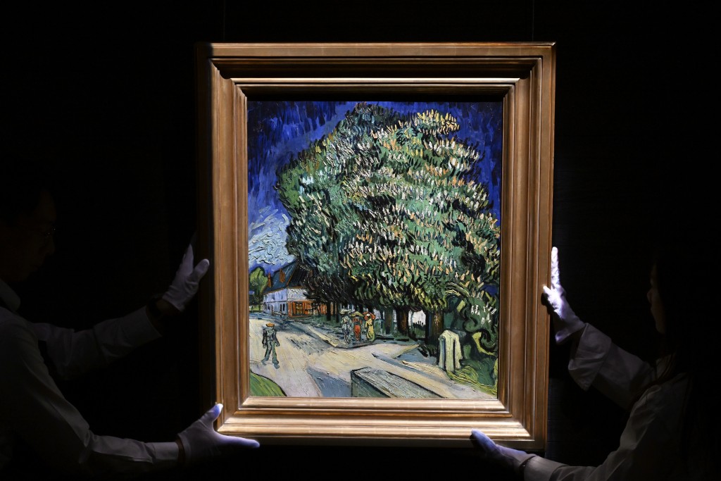 拍賣行蘇富比(Sotheby's)中環旗艦藝廊外昨日(15日)一度有近百人排隊,盼近距離觀賞梵高晚期畫作《盛放的栗樹》。 拍賣行蘇富比(Sotheby's)中環旗艦藝廊外昨日(15日)一度有近百人排隊,盼近距離觀賞梵高晚期畫作《盛放的栗樹》。