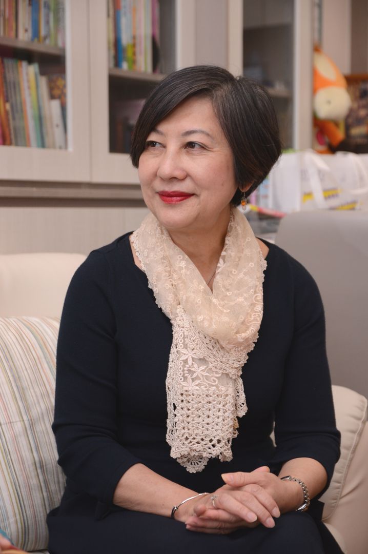 身兼中學學位分配委員會委員(九龍城區代表)的黃埔宣道小學校長蔡婉英。