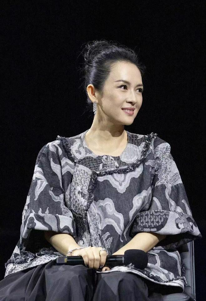 章子怡指與李安擁抱,我彷彿能聽到他的心跳,真切地感受到那份不再隱藏的真摯與動容。 章子怡指與李安擁抱,我彷彿能聽到他的心跳,真切地感受到那份不再隱藏的真摯與動容。