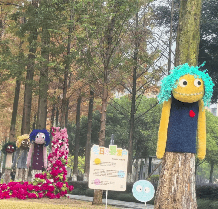 重慶渝興廣場上的「大樹人偶」,備受爭議。 重慶渝興廣場上的「大樹人偶」,備受爭議。