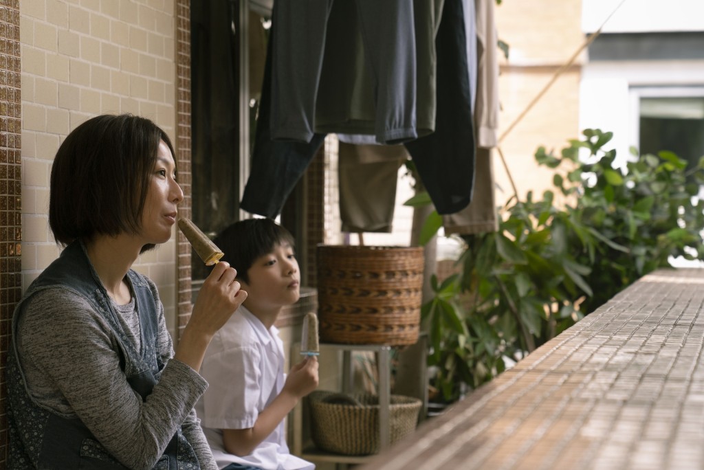 电影《流水落花》故事中女主角郑秀文，讲述照顾多名寄养小孩的经历。(电影剧照)