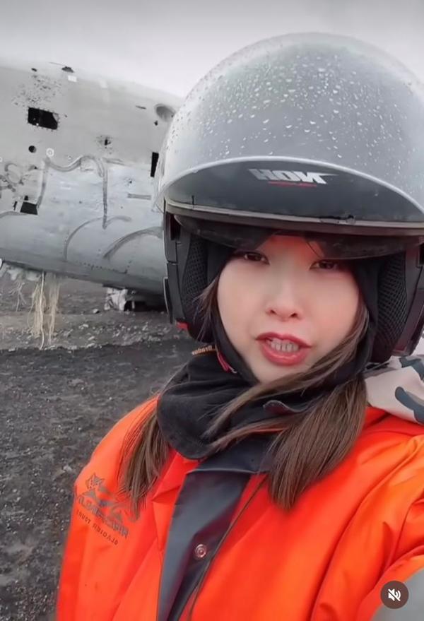樂瞳早前分享在冰島黑沙灘欣賞飛機殘骸的打卡相。