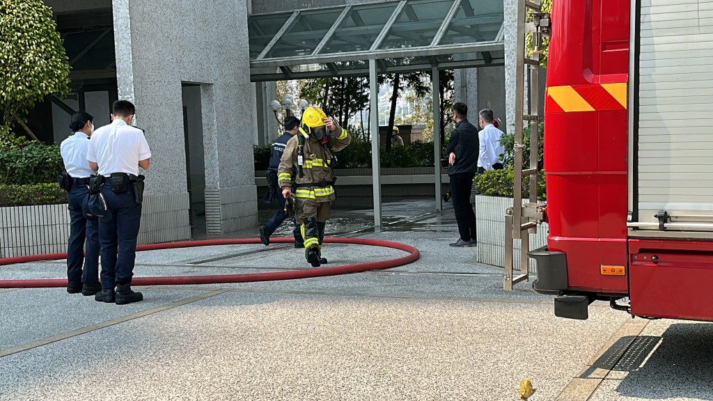 消防到場將火救熄。劉漢權攝