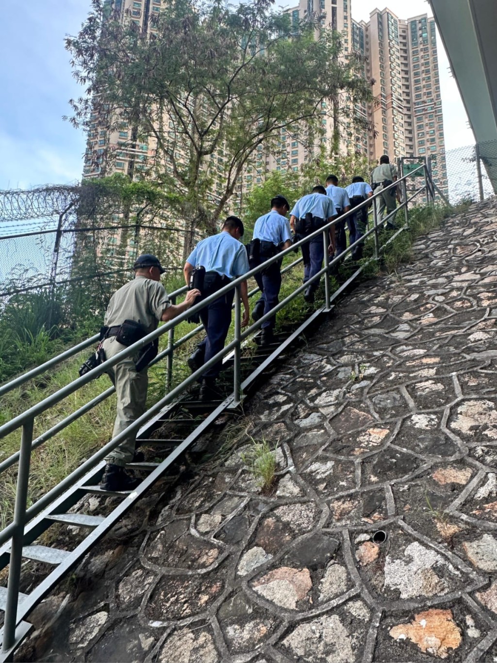 警方在鄉村及山邊地區掃蕩及截查可疑人士。 警方在鄉村及山邊地區掃蕩及截查可疑人士。