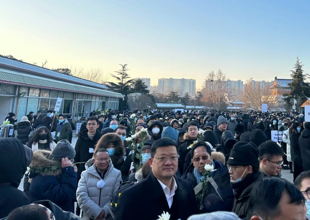 「法学良心」江平告别仪式在八宝山公墓举行，数千人来送行。