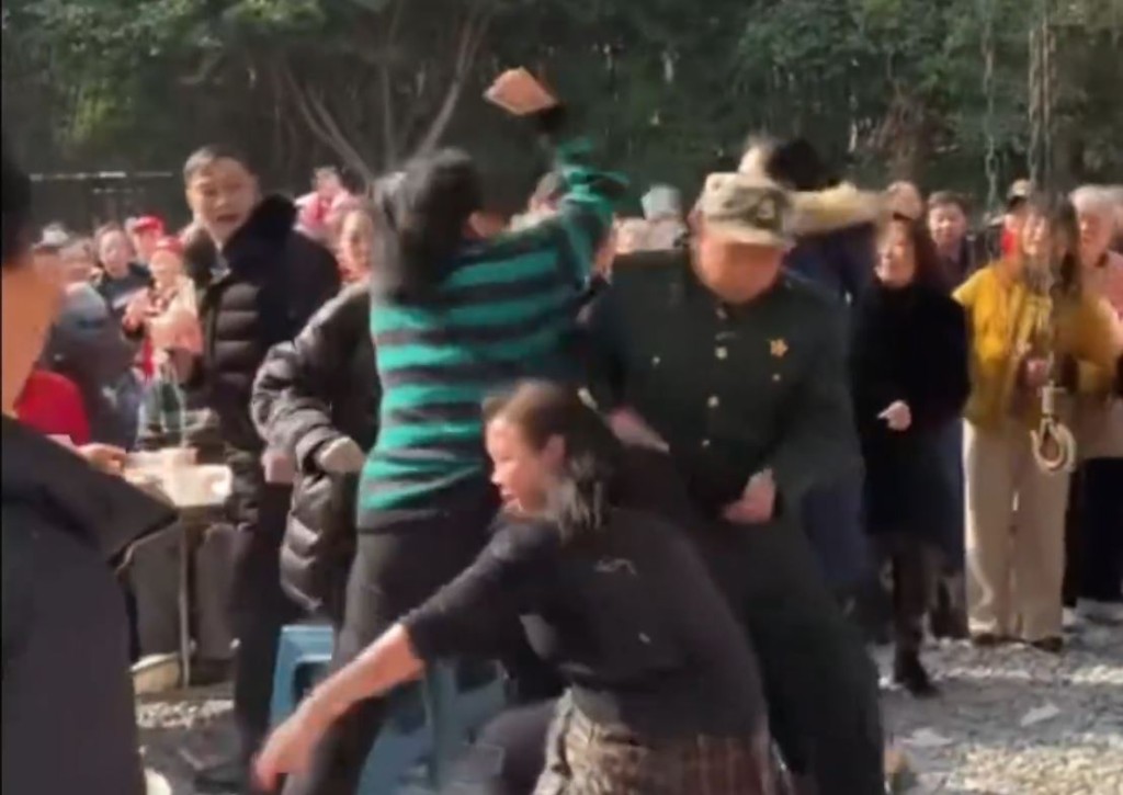 各地跟风办杀猪宴，但参加人数太多，导致抢食争位打交等混乱。抖音