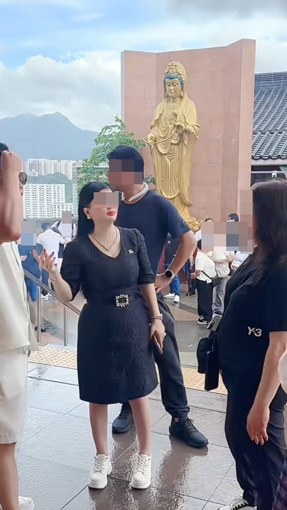 事發後，蔡天鳳媽媽拜祭女兒。