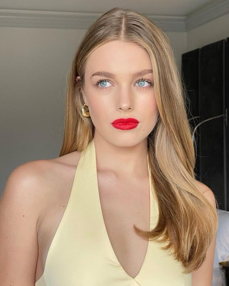 Teagan Croft样子甜美，亦有一头金色秀发。