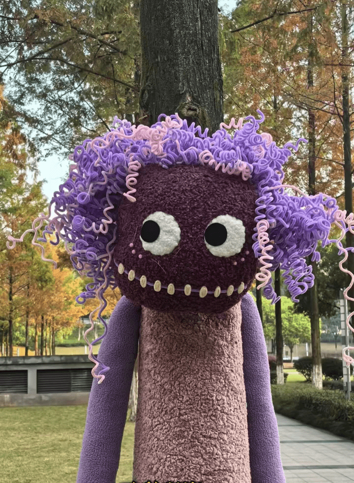 重慶渝興廣場上的「大樹人偶」,備受爭議。 重慶渝興廣場上的「大樹人偶」,備受爭議。