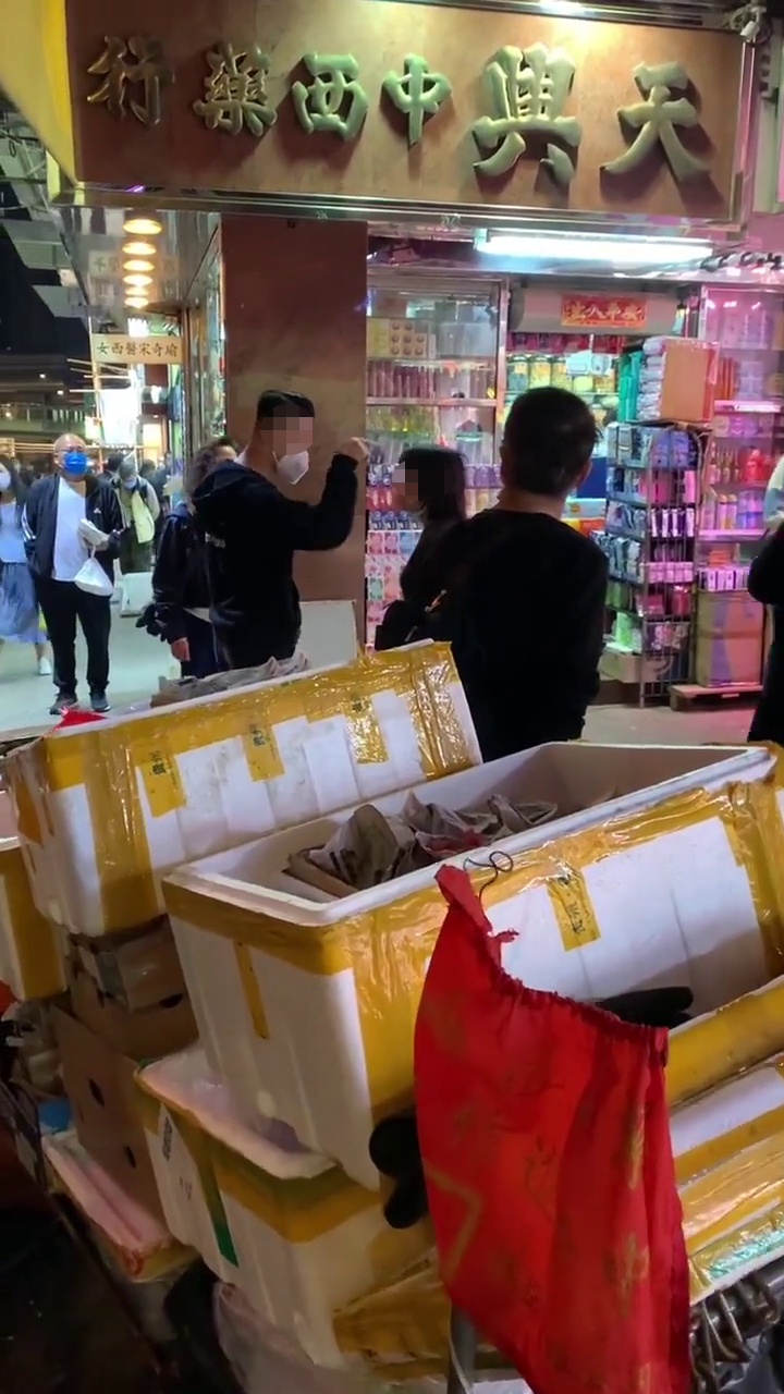 女菜贩不肯放过，追上纠缠。「香港江湖日报」FB网片