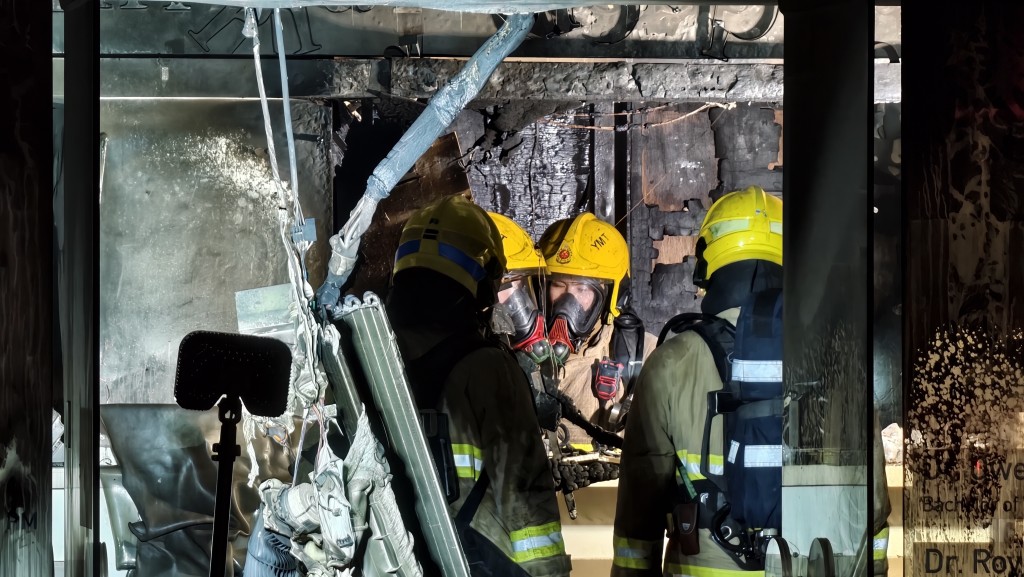 獸醫診所被燒至嚴重熏黑。