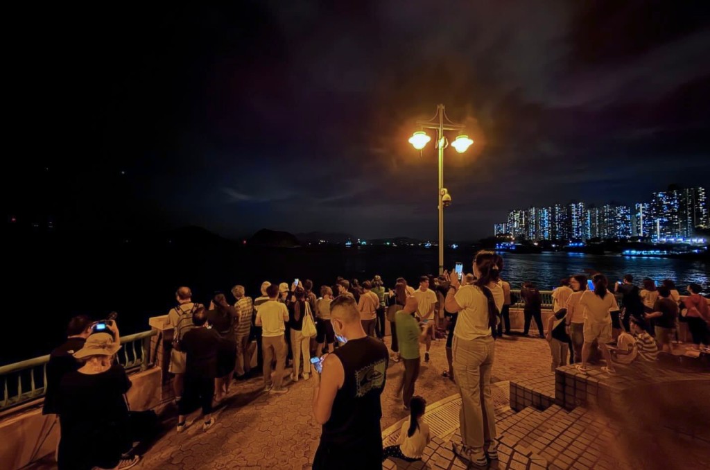 多名市民在香港仔海傍等待彗星劃過夜空的一刻。