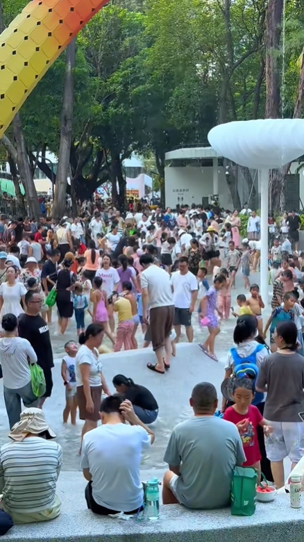 深圳兒童公園改造重開後,大量市民排隊入場見證集體回憶歸來。 小紅書 深圳兒童公園改造重開後,大量市民排隊入場見證集體回憶歸來。 小紅書