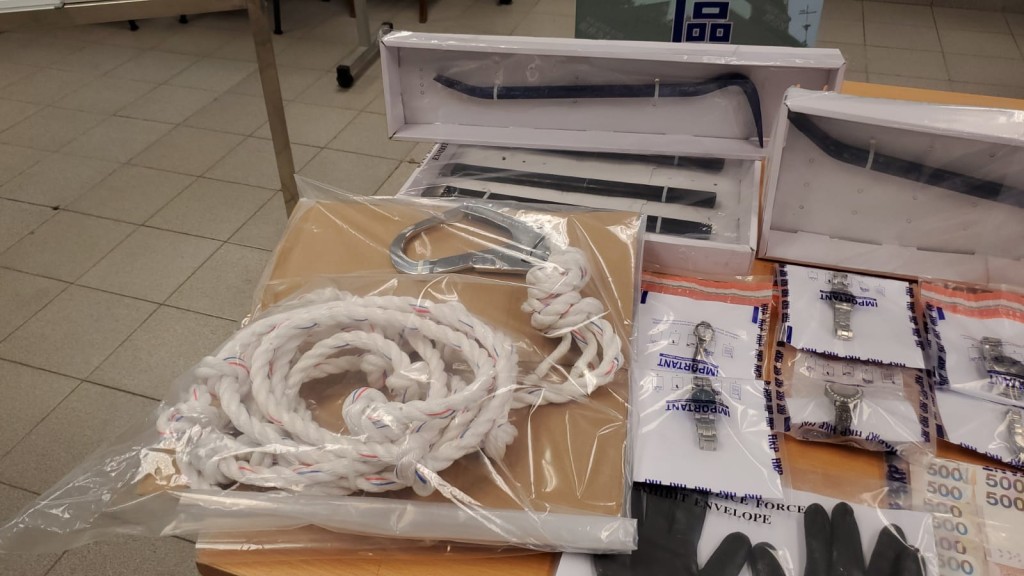 警方展示檢獲的贓物｡林思明攝